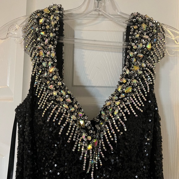 BEAUTIFUL SEQUIN JEWELLED GOWN - Picture 2 of 6